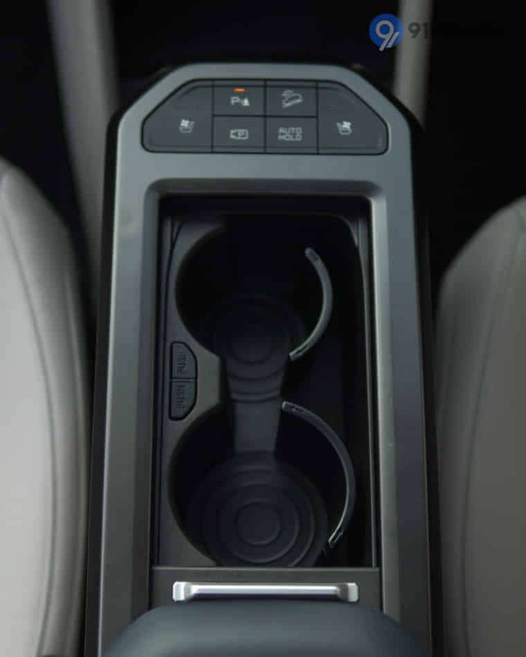 Dashboard & Front Cabin - 11