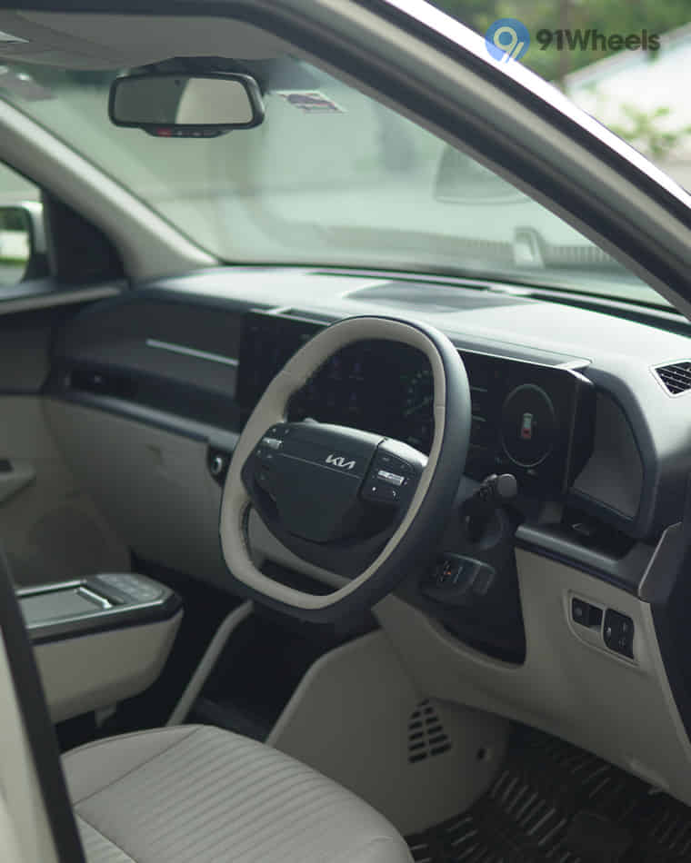 Dashboard & Front Cabin - 13