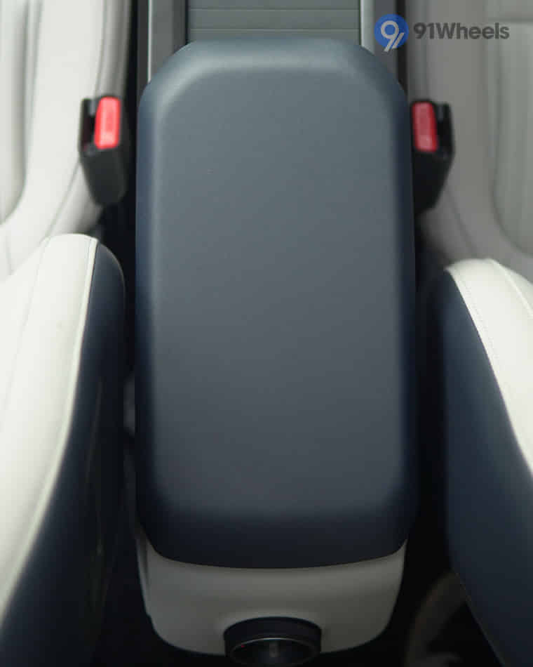 Dashboard & Front Cabin - 8