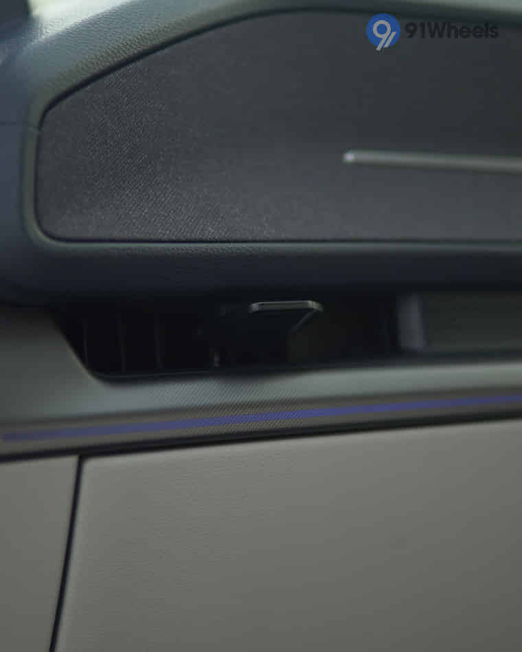 Dashboard & Front Cabin - 5