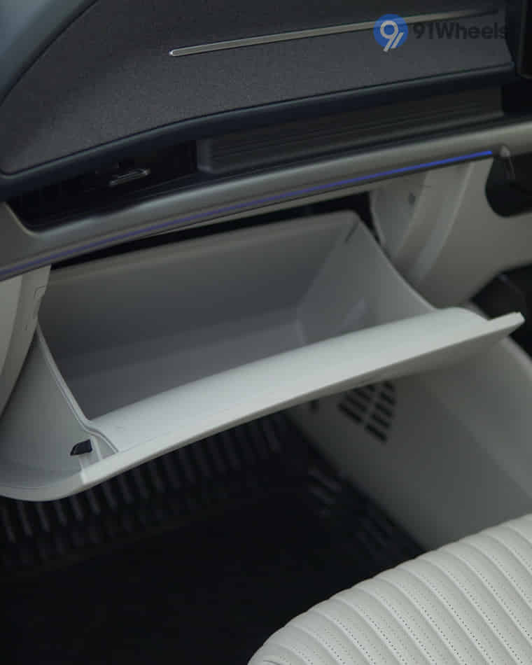 Dashboard & Front Cabin - 15