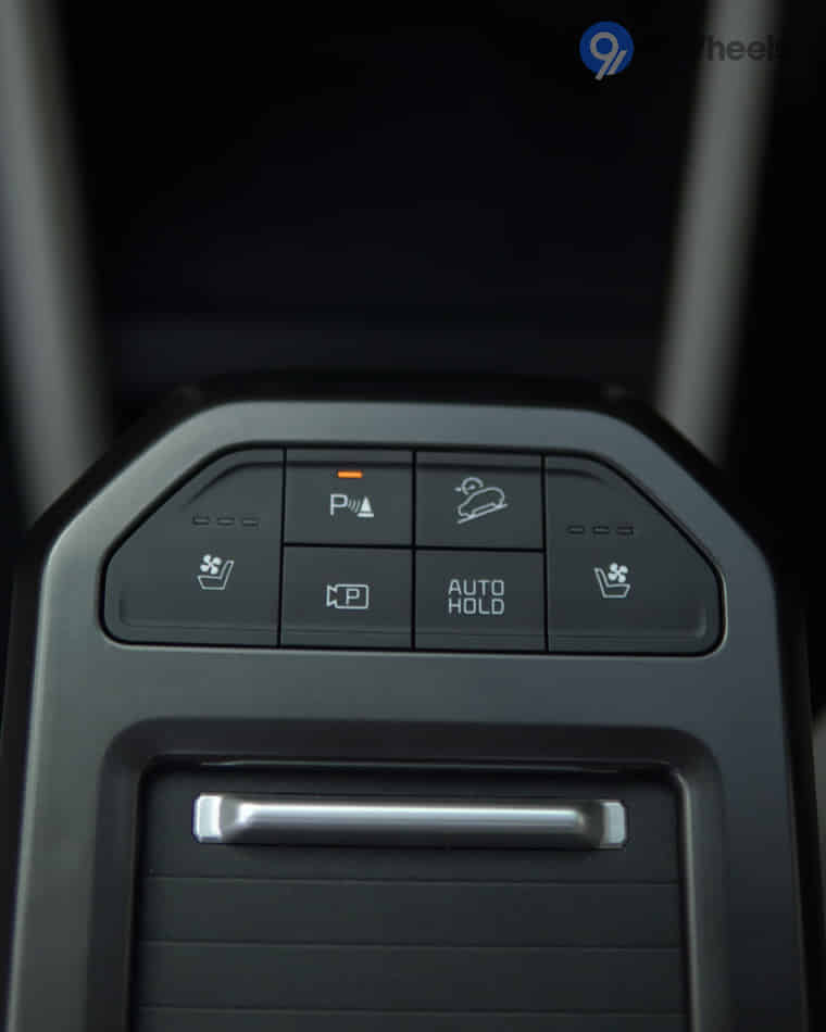 Dashboard & Front Cabin - 9