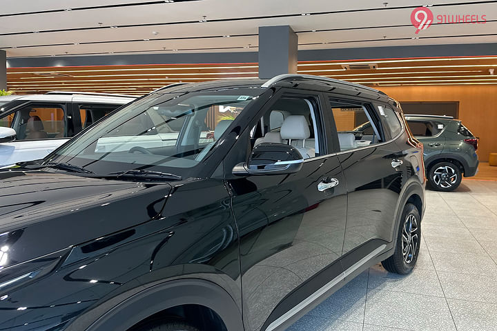 KIA Carens Side Glass Housing