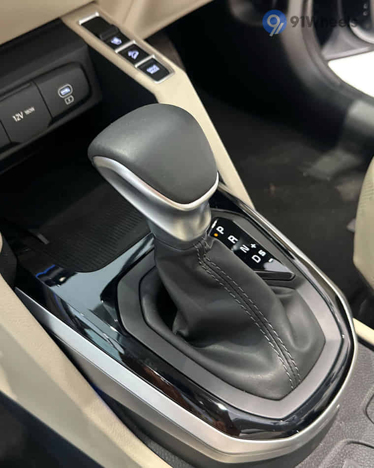 Dashboard & Front Cabin - 12