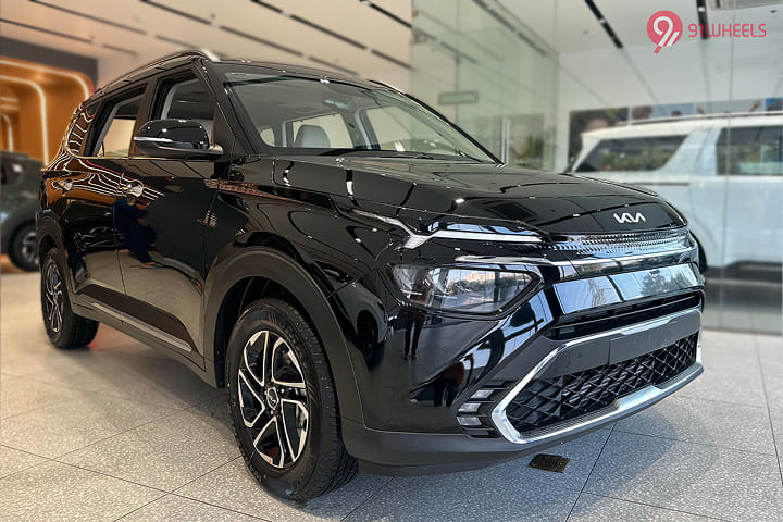 KIA Carens Right Front Three Quarter KIA Carens Right Front Three Quarter