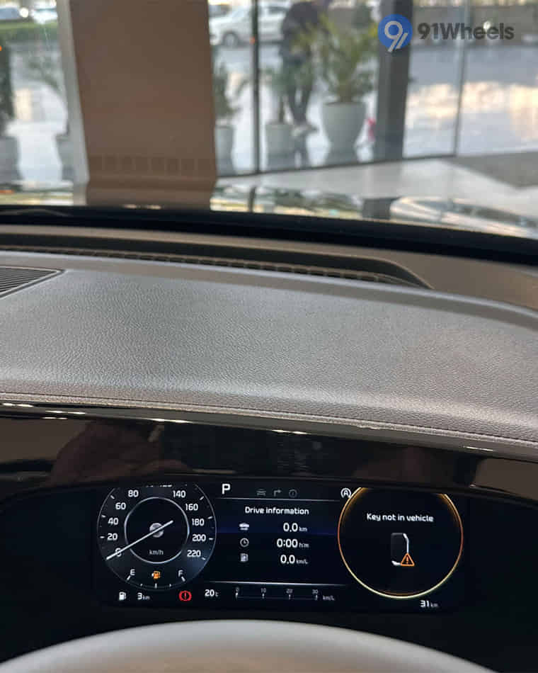 Dashboard & Front Cabin - 6