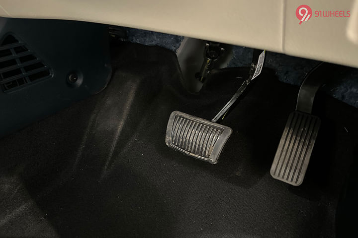 KIA Carens Dead Pedal