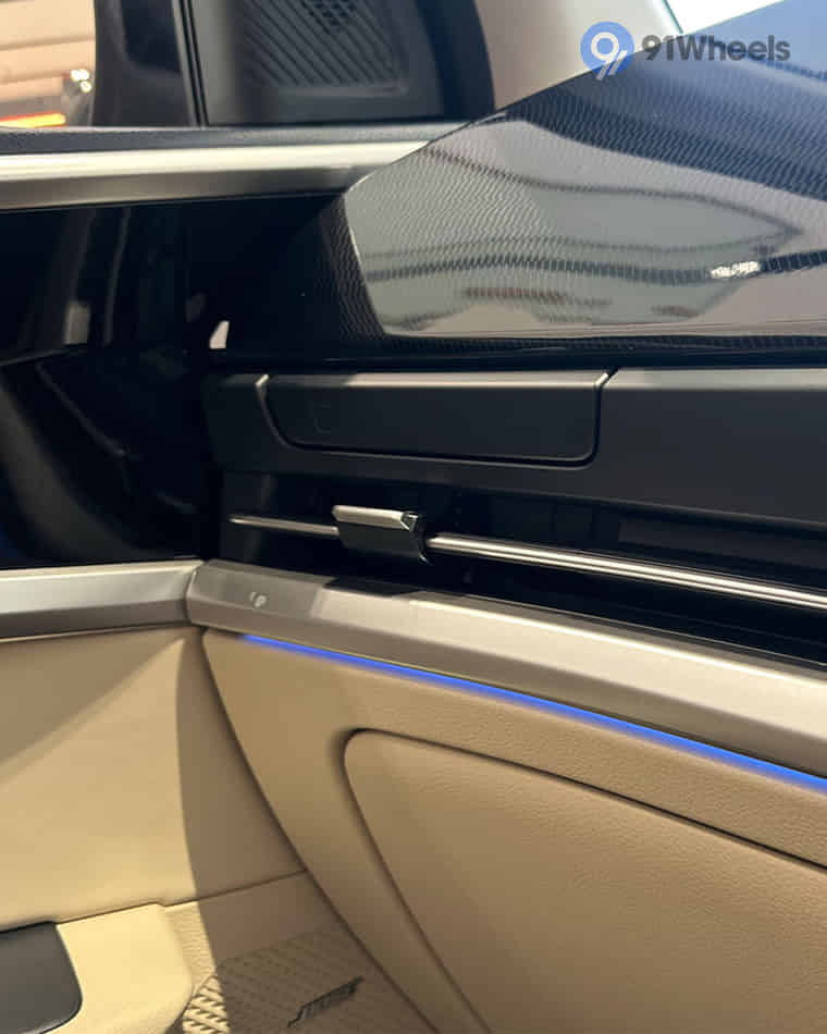 Dashboard & Front Cabin - 7