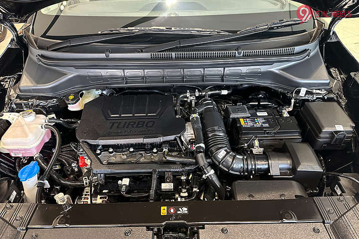 KIA Carens Engine Shot