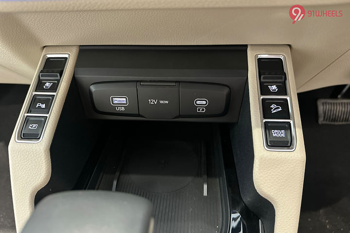 KIA Carens USB Port/Power Socket/Wireless Charging