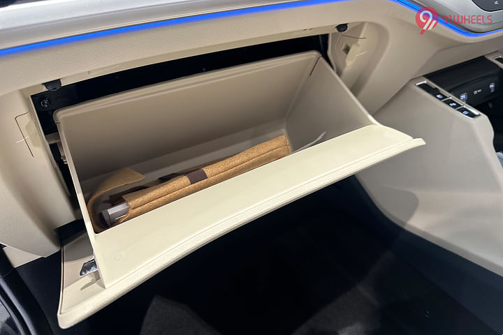 KIA Carens Glove Box