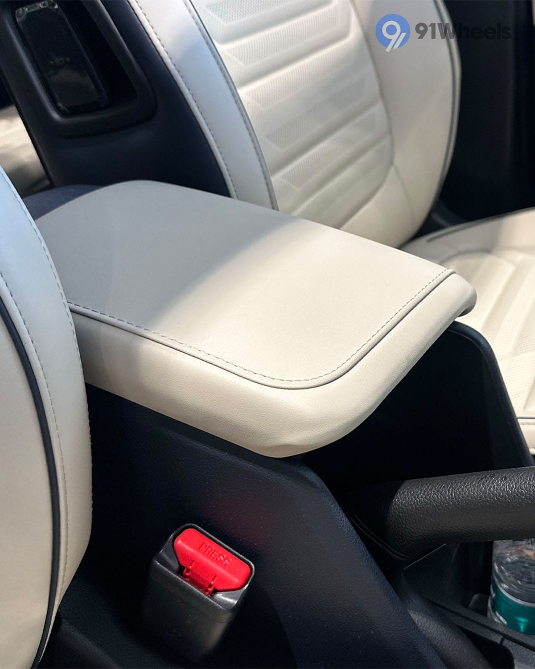 Dashboard & Front Cabin - 10 Dashboard & Front Cabin - 10