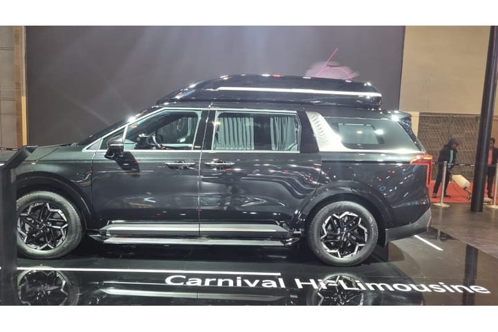 KIA Carnival Left Side View