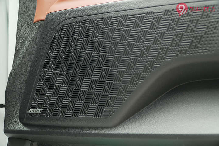 KIA Carnival Rear Speakers