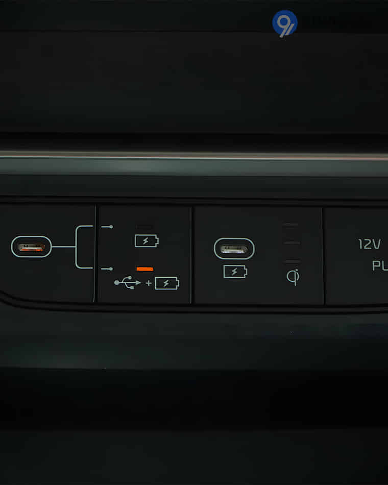 Dashboard & Front Cabin - 8