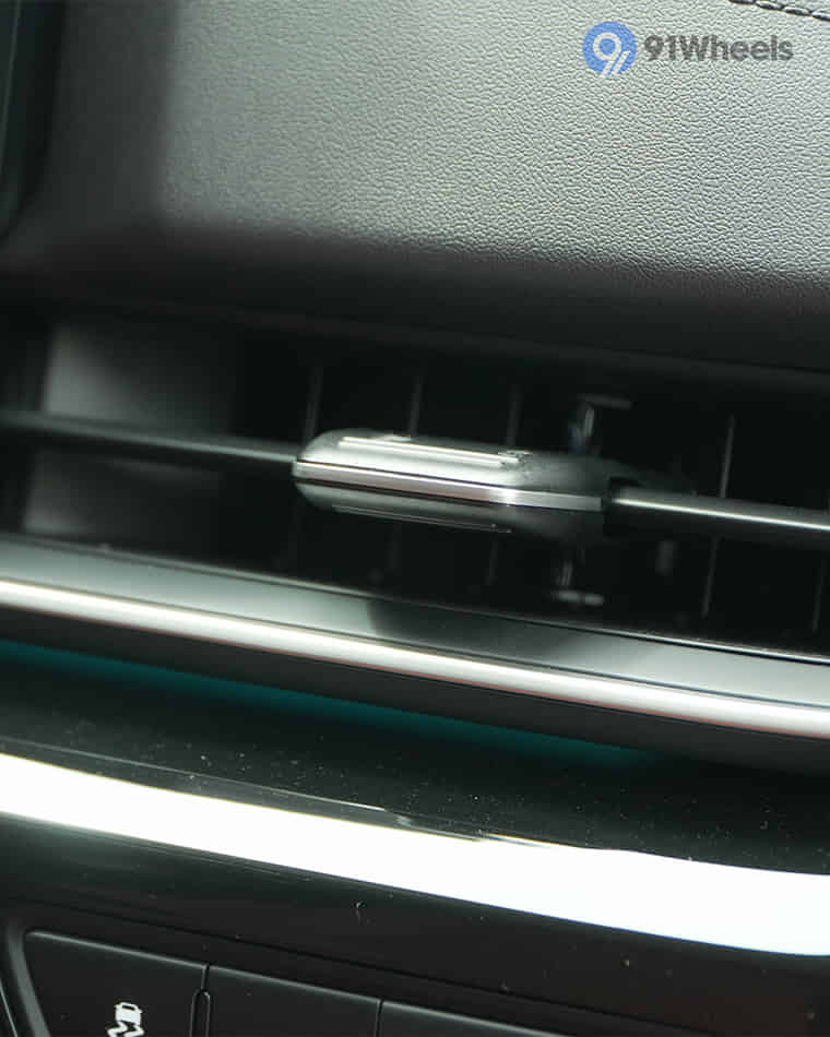 Dashboard & Front Cabin - 7