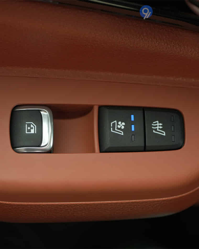 Dashboard & Front Cabin - 10