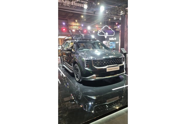 KIA Carnival Right Front Three Quarter