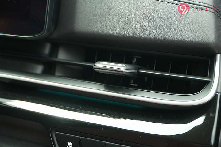 KIA Carnival Right Side Air Vents