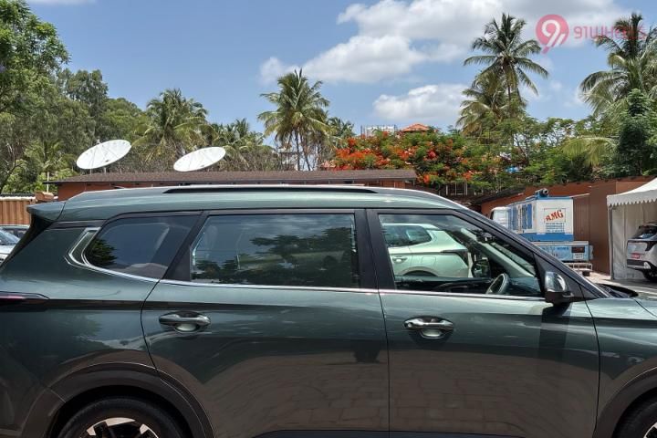 KIA Carens Clavis Side Glass Housing