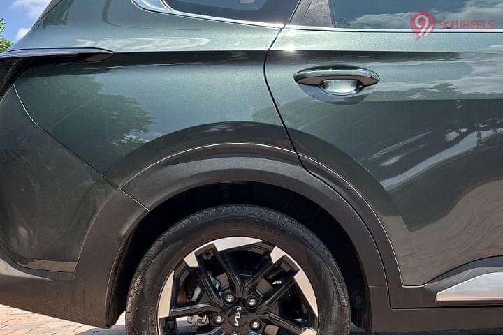 KIA Carens Clavis Rear Fender