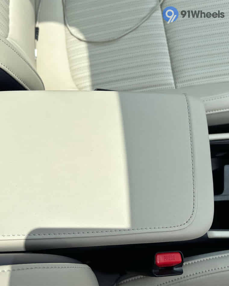 Dashboard & Front Cabin - 8