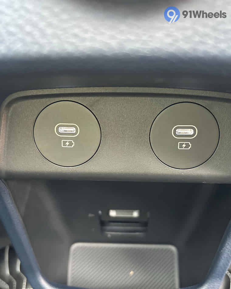 Infotainment & Charging - 4