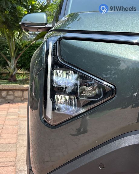 Carens Clavis Headlight