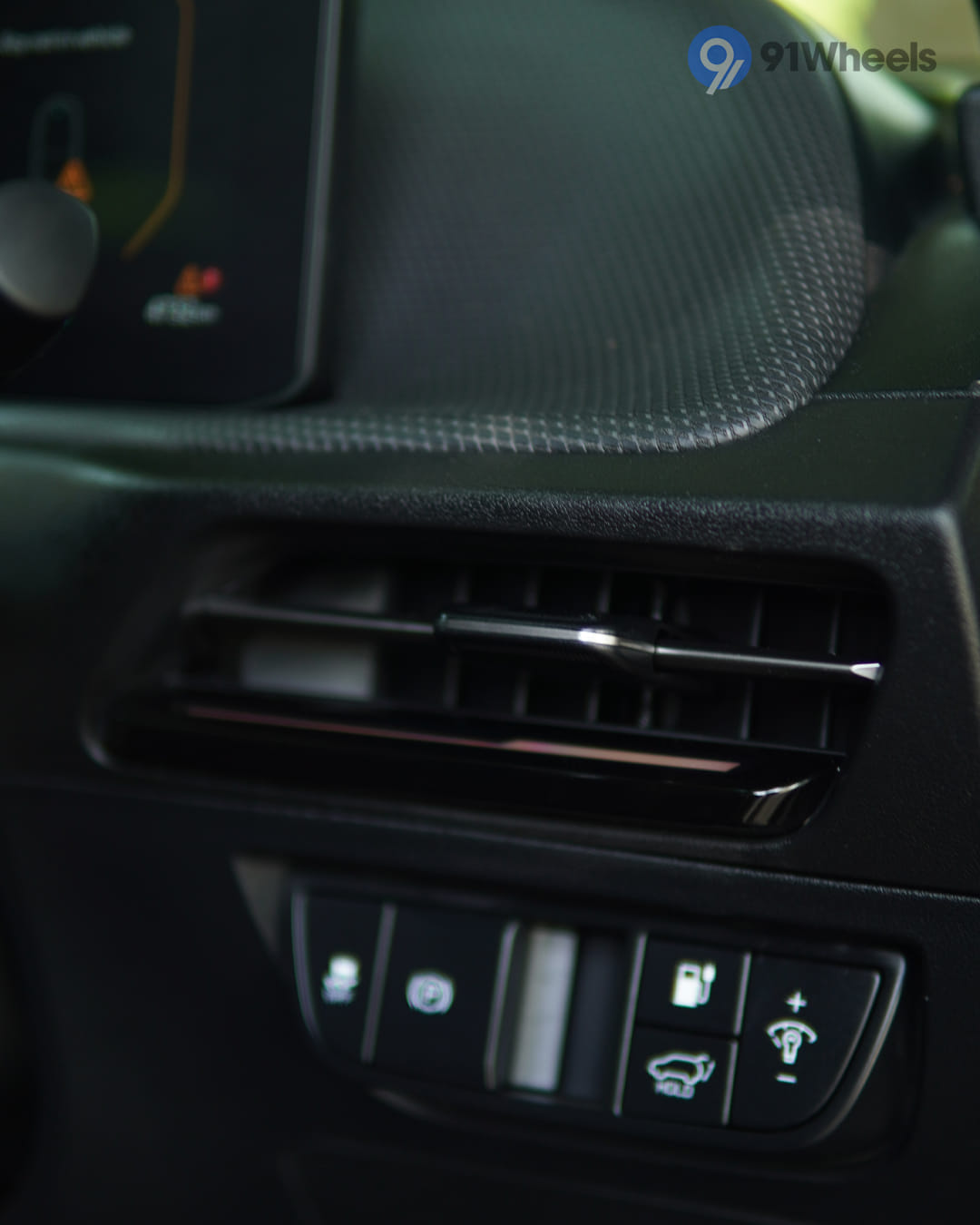 Dashboard & Front Cabin - 4