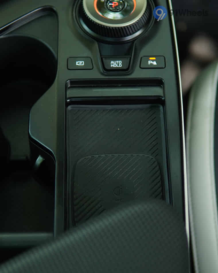 Dashboard & Front Cabin - 12