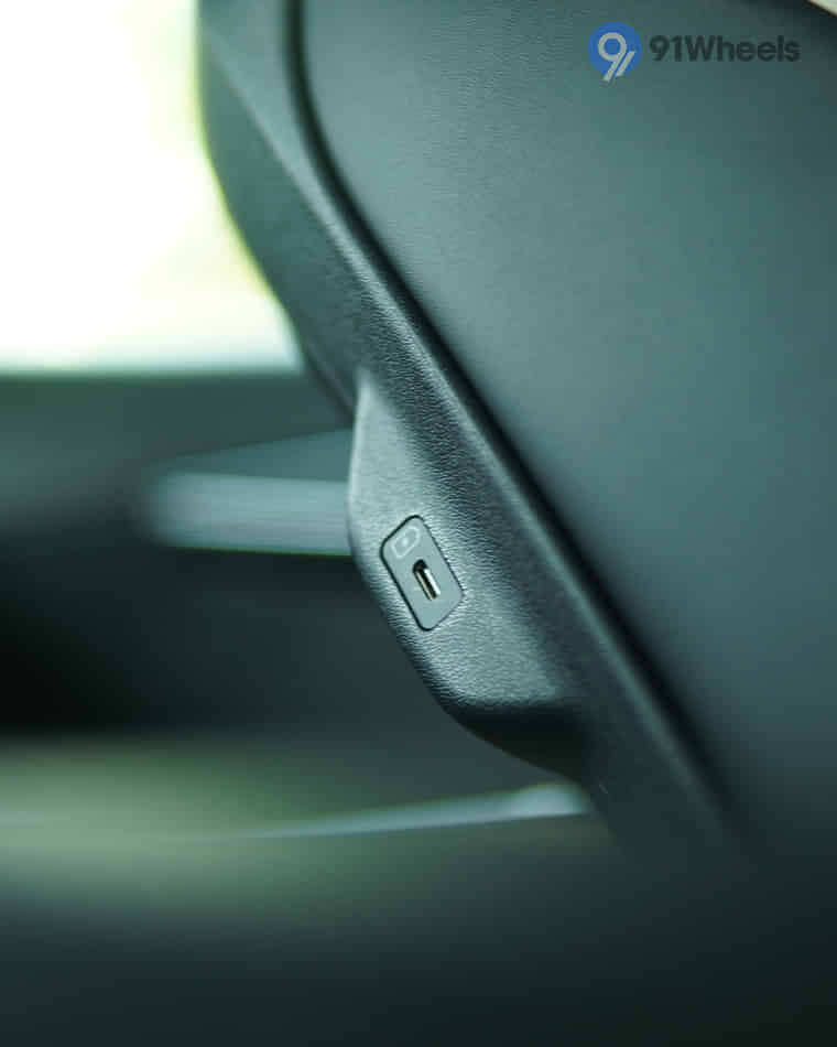 Dashboard & Front Cabin - 6