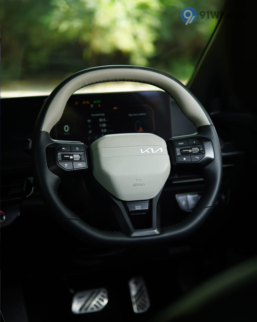 Dashboard & Front Cabin - 3