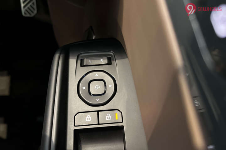 KIA EV9 Outer Rear View Mirror ORVM Controls
