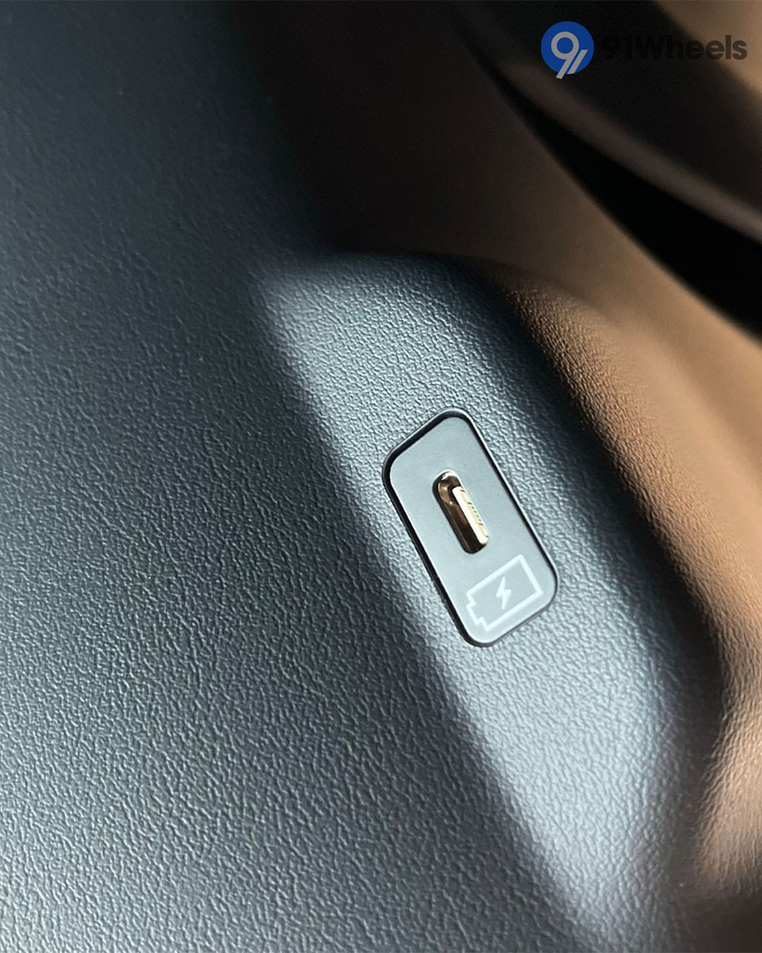 Infotainment & Charging - 5