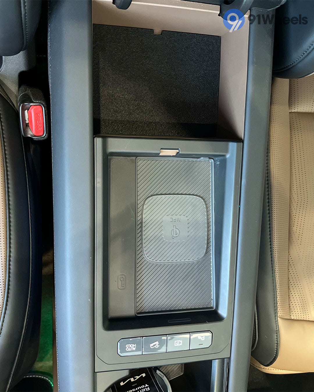 Dashboard & Front Cabin - 8