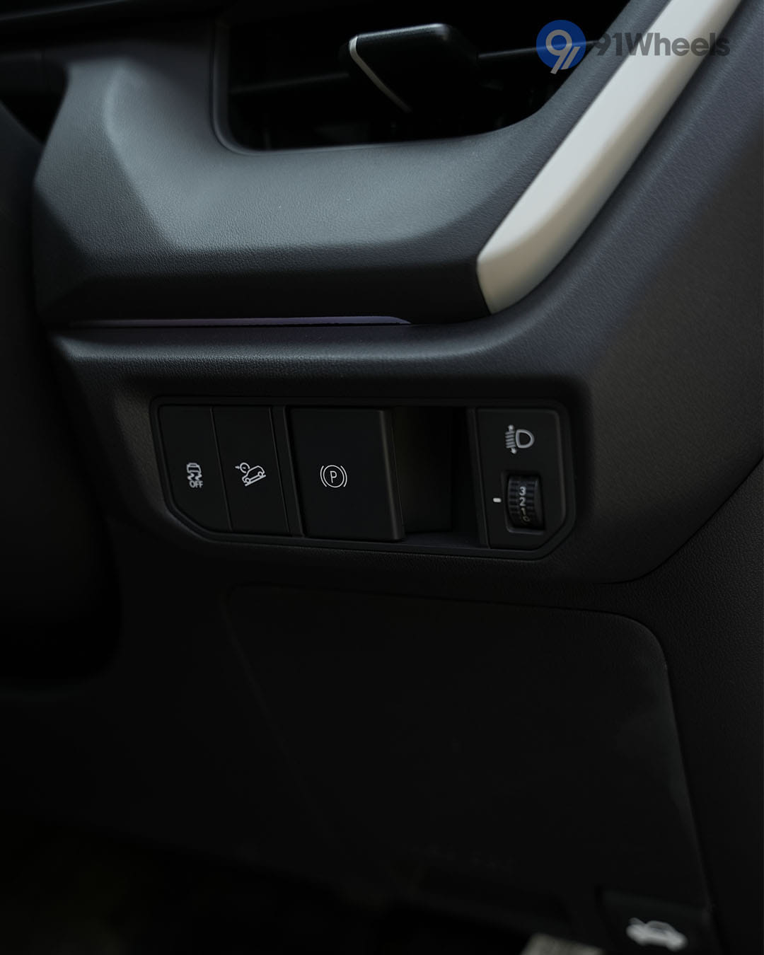 Infotainment & Charging - 4