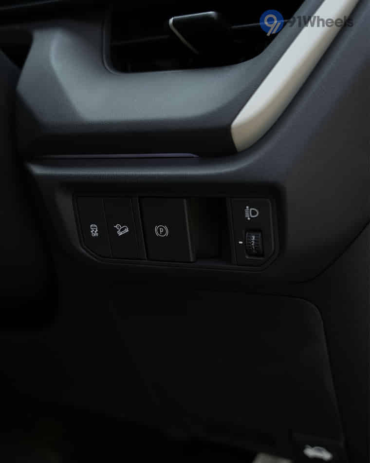 Infotainment & Charging - 4