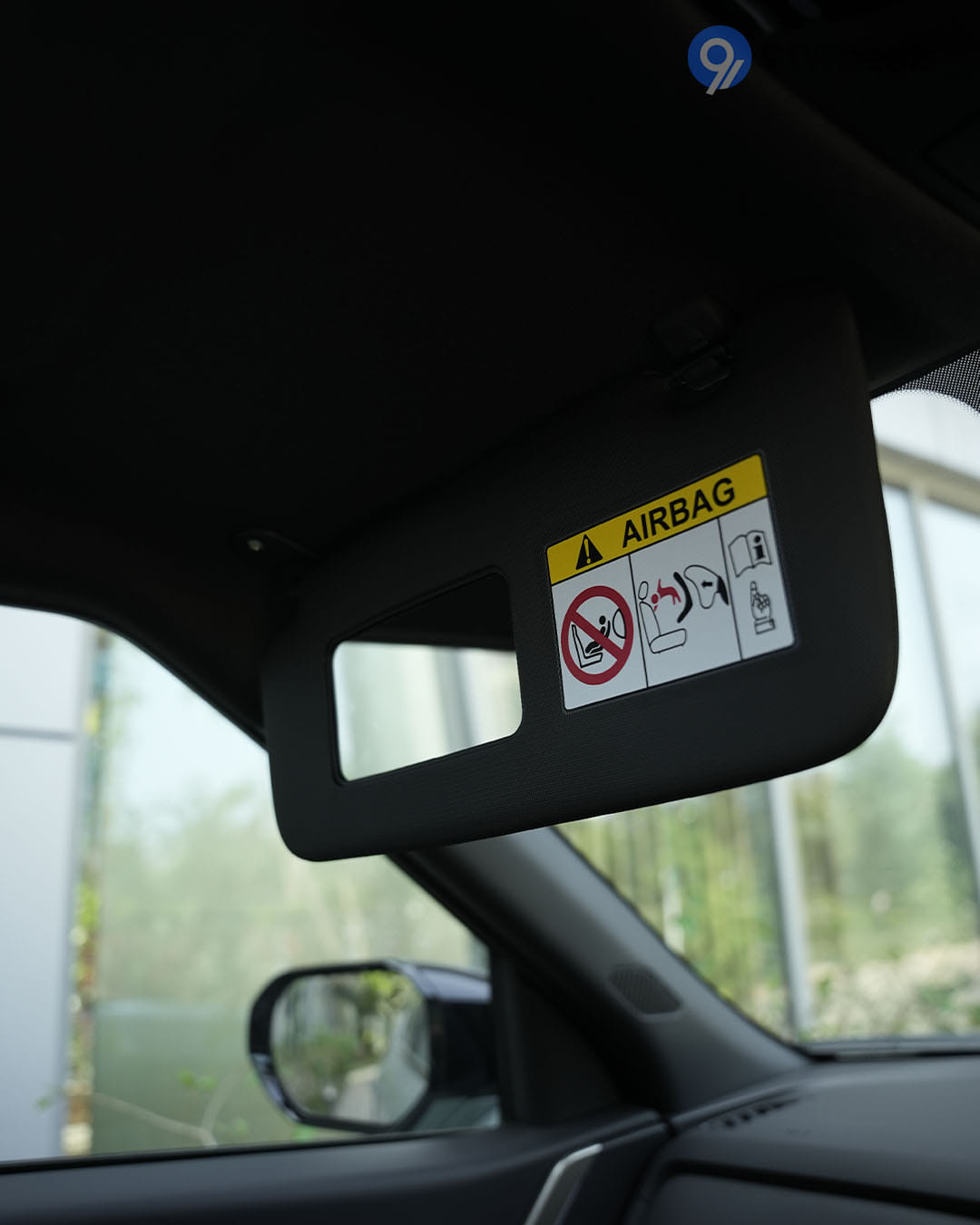 Dashboard & Front Cabin - 12