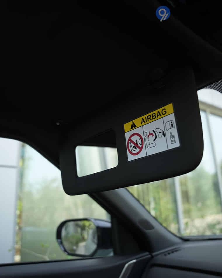 Dashboard & Front Cabin - 12