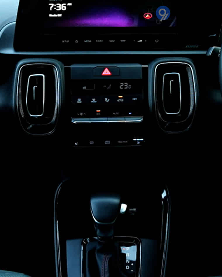 Dashboard & Front Cabin - 6