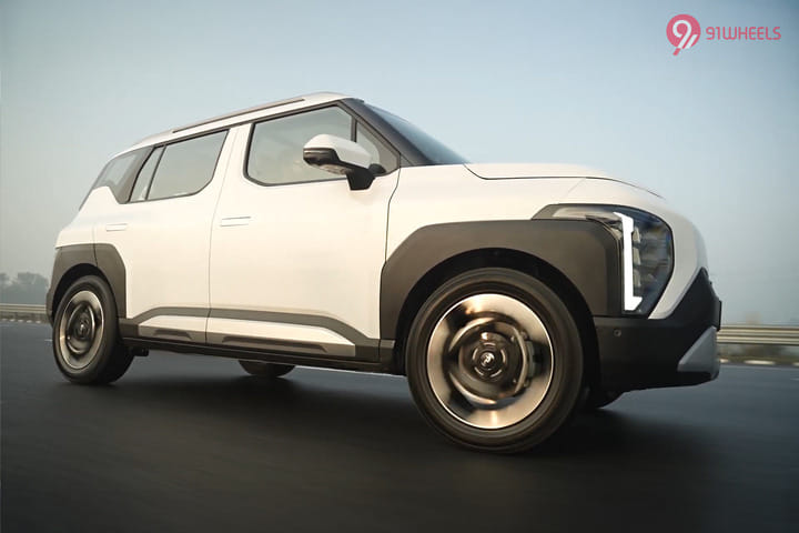 KIA Syros Driving Shot