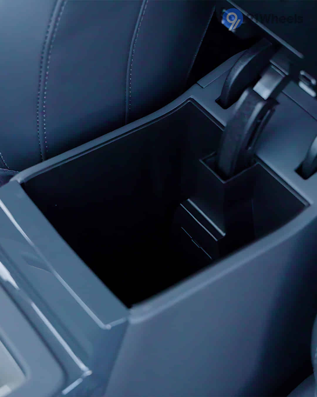 Front Centre Arm Rest Storage