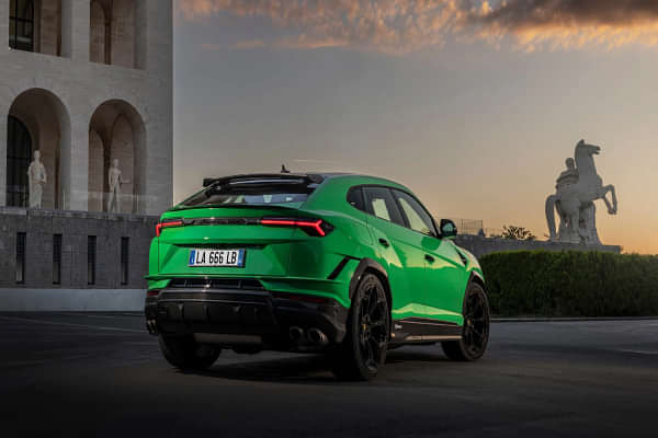 Lamborghini Urus Right Rear Three Quarter