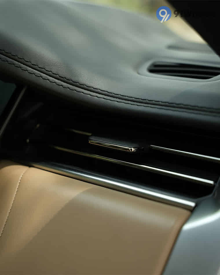 Dashboard & Front Cabin - 6