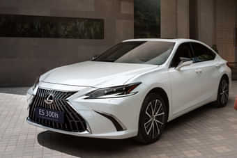 Lexus ES Left Front Three Quarter Lexus ES Left Front Three Quarter