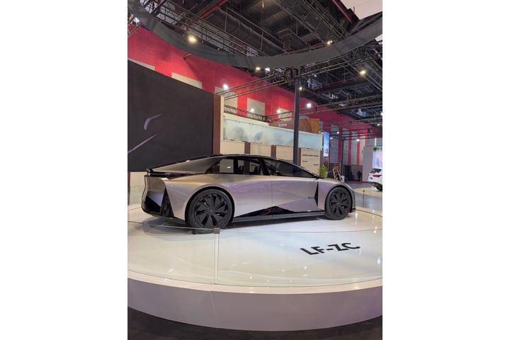 Lexus LF-ZC Right Side View Lexus LF-ZC Right Side View