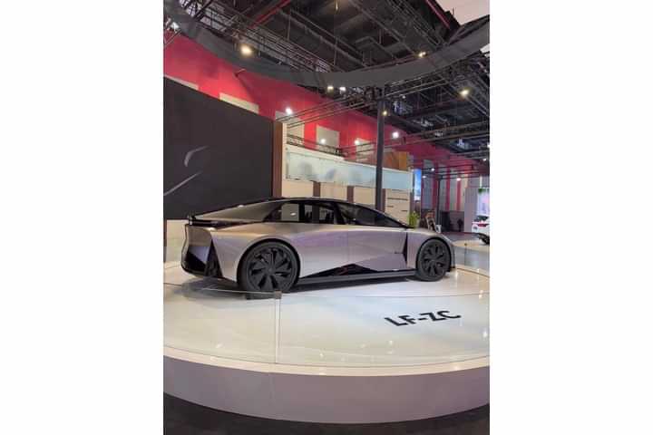 Lexus LF-ZC Right Side View Lexus LF-ZC Right Side View