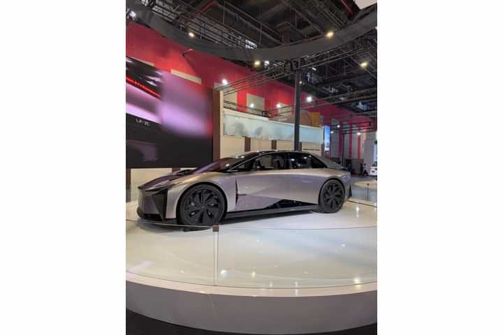 Lexus LF-ZC Left Side View Lexus LF-ZC Left Side View