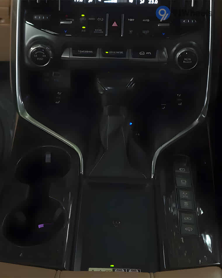 Dashboard & Front Cabin - 3 Dashboard & Front Cabin - 3