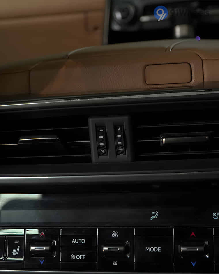 Dashboard & Front Cabin - 4 Dashboard & Front Cabin - 4